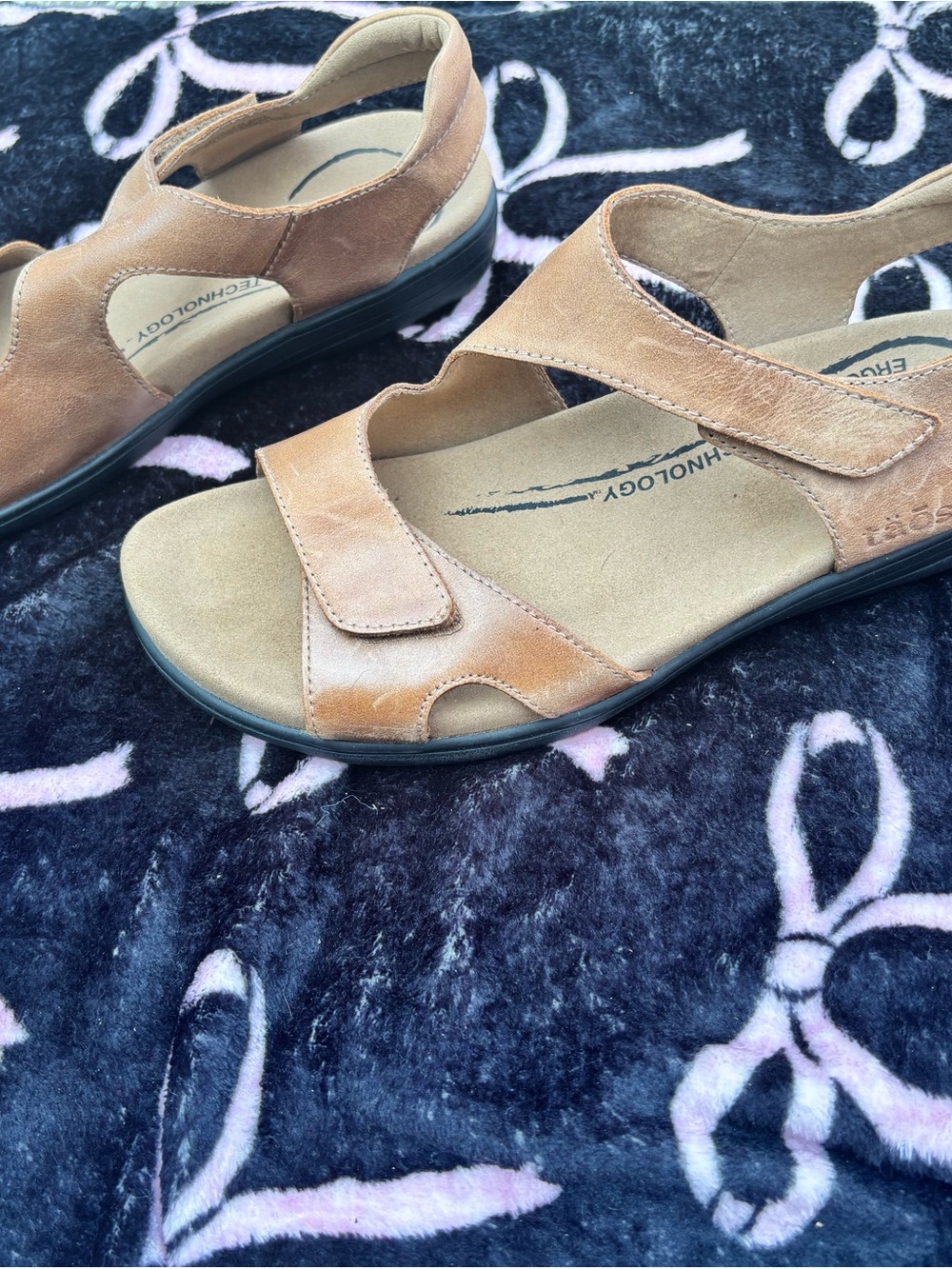 Taos Footwear Women's Brown Leather Hook-and-Loop Sandals